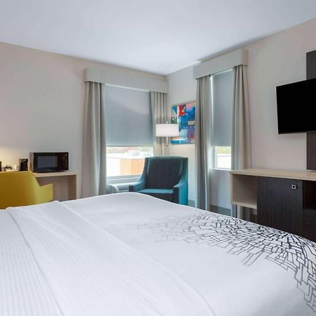 La Quinta Inn & Suites By Wyndham Shorewood Extérieur photo