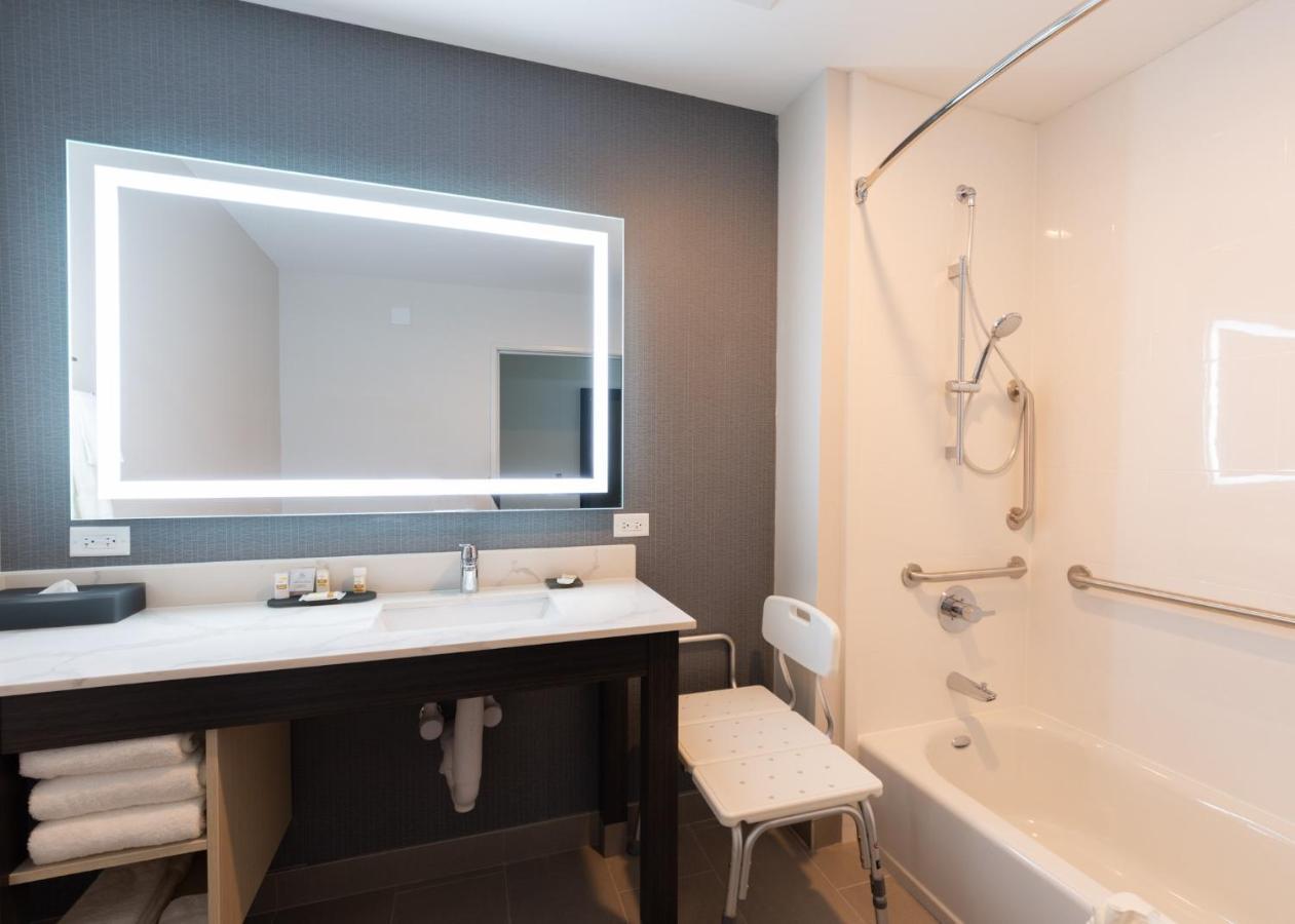 La Quinta Inn & Suites By Wyndham Shorewood Extérieur photo