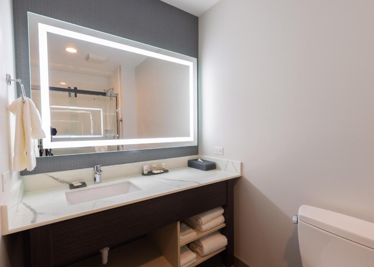 La Quinta Inn & Suites By Wyndham Shorewood Extérieur photo