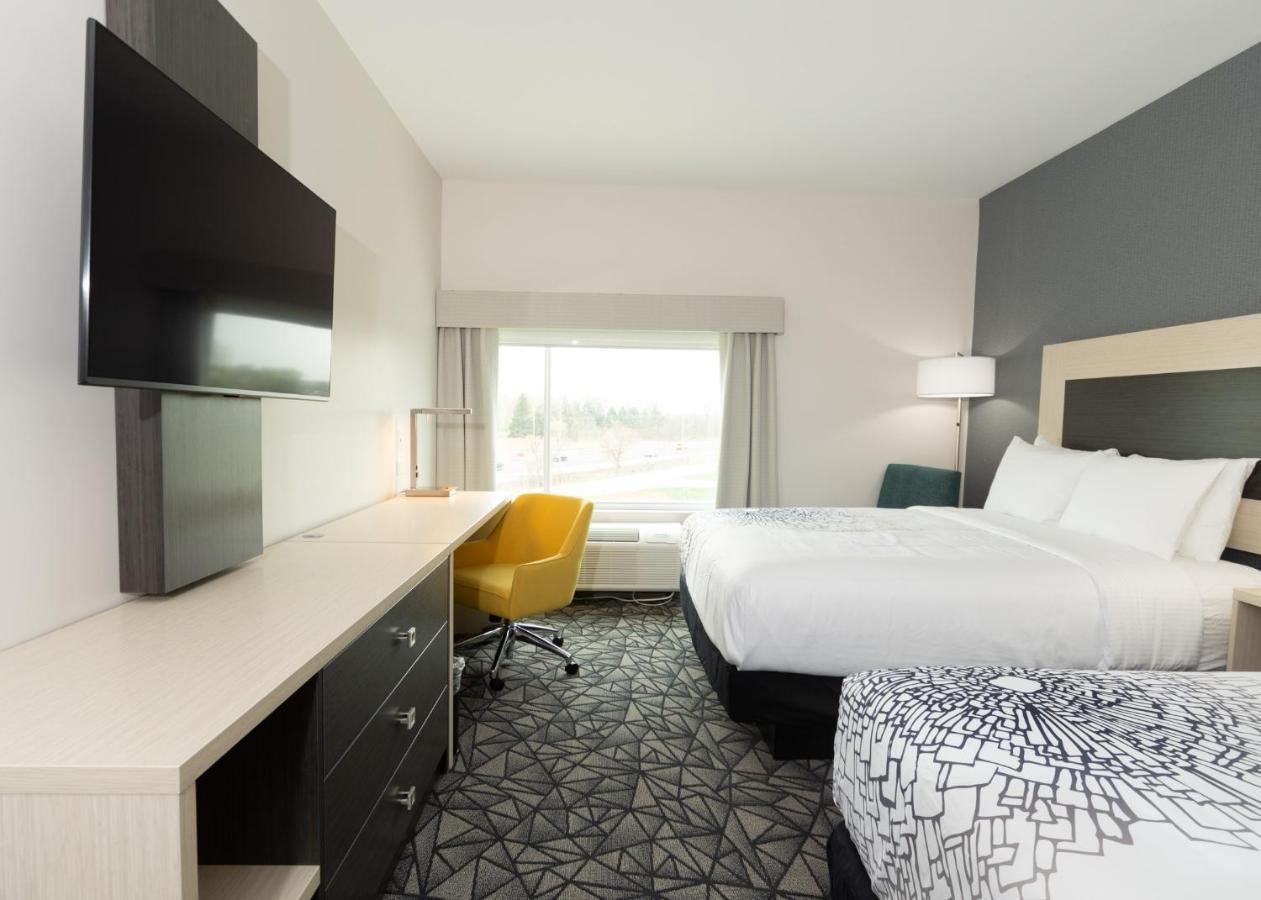 La Quinta Inn & Suites By Wyndham Shorewood Extérieur photo