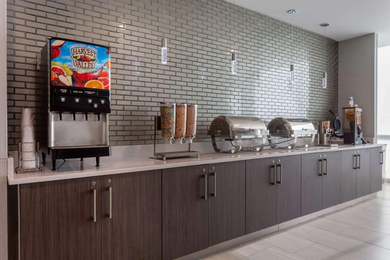La Quinta Inn & Suites By Wyndham Shorewood Extérieur photo