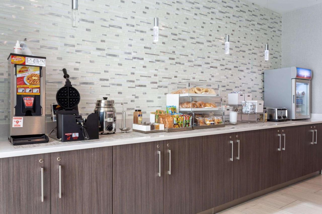 La Quinta Inn & Suites By Wyndham Shorewood Extérieur photo