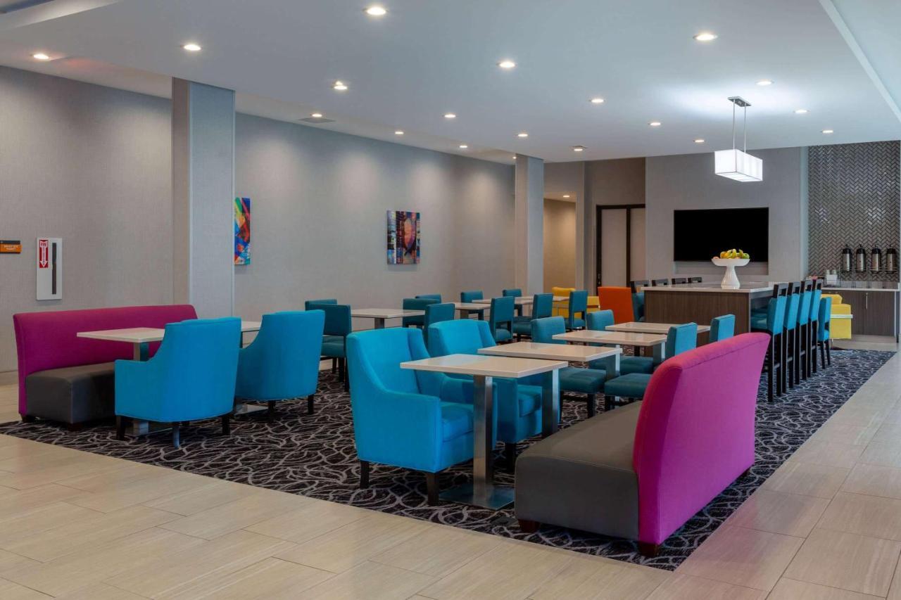 La Quinta Inn & Suites By Wyndham Shorewood Extérieur photo