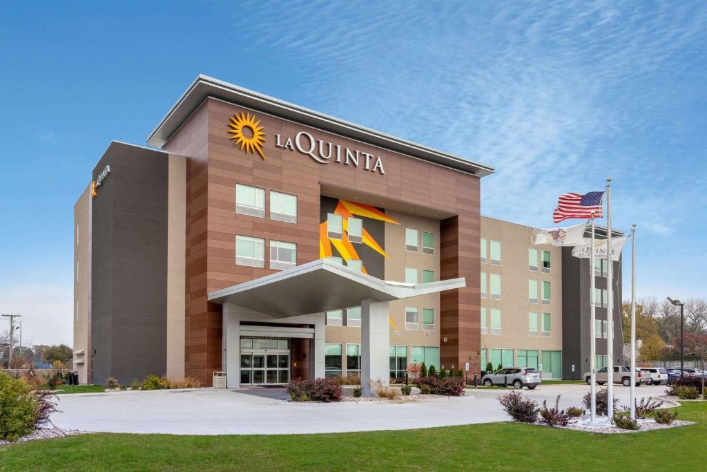 La Quinta Inn & Suites By Wyndham Shorewood Extérieur photo