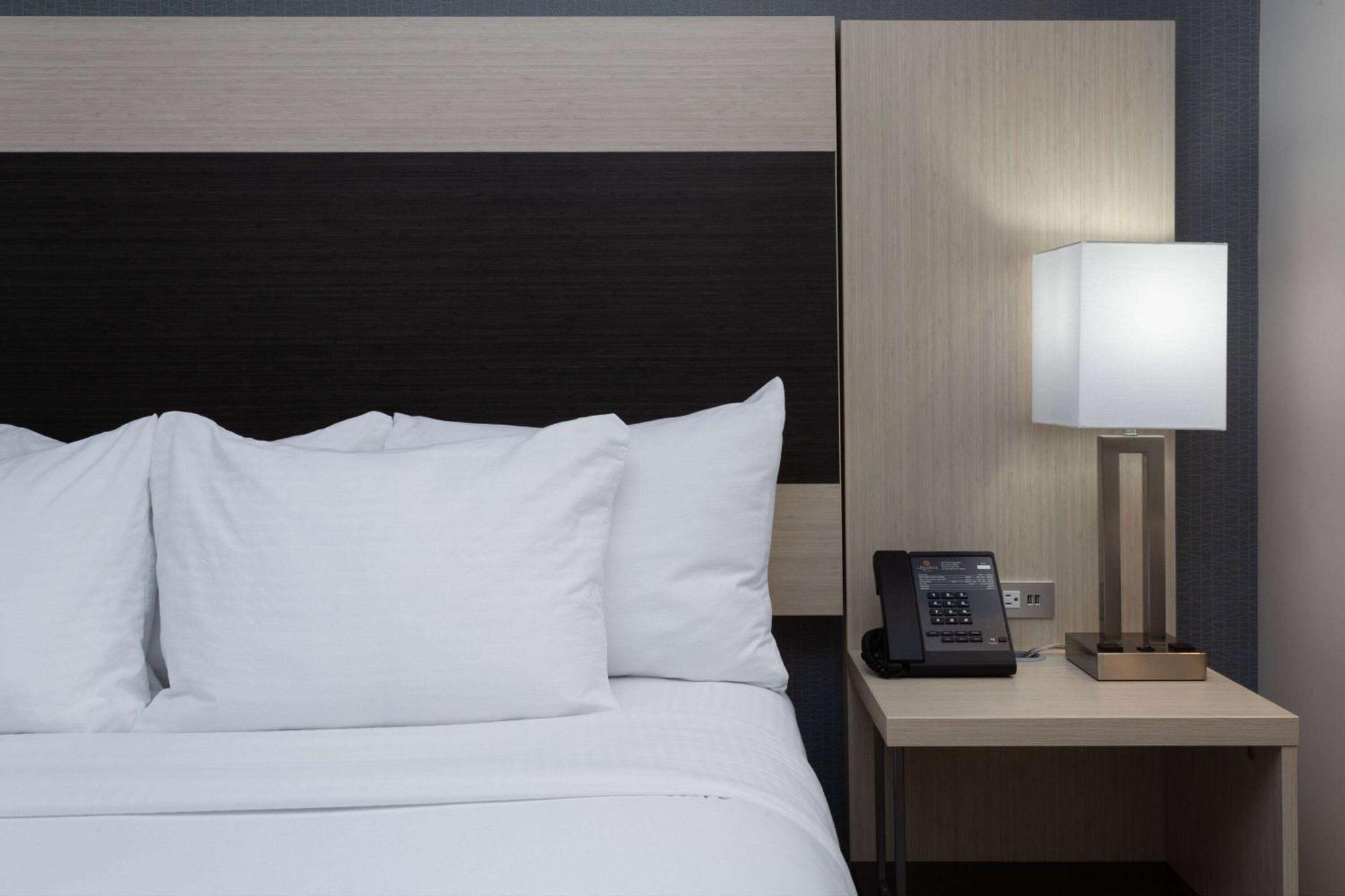 La Quinta Inn & Suites By Wyndham Shorewood Extérieur photo