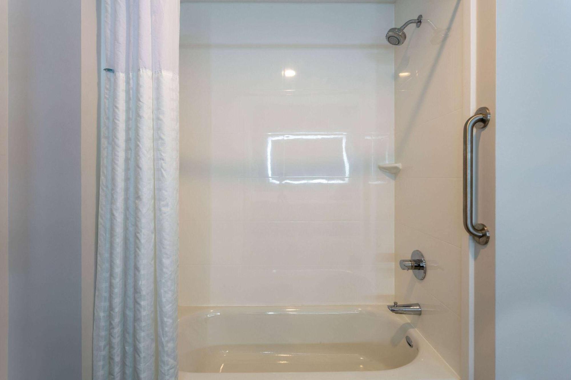La Quinta Inn & Suites By Wyndham Shorewood Extérieur photo