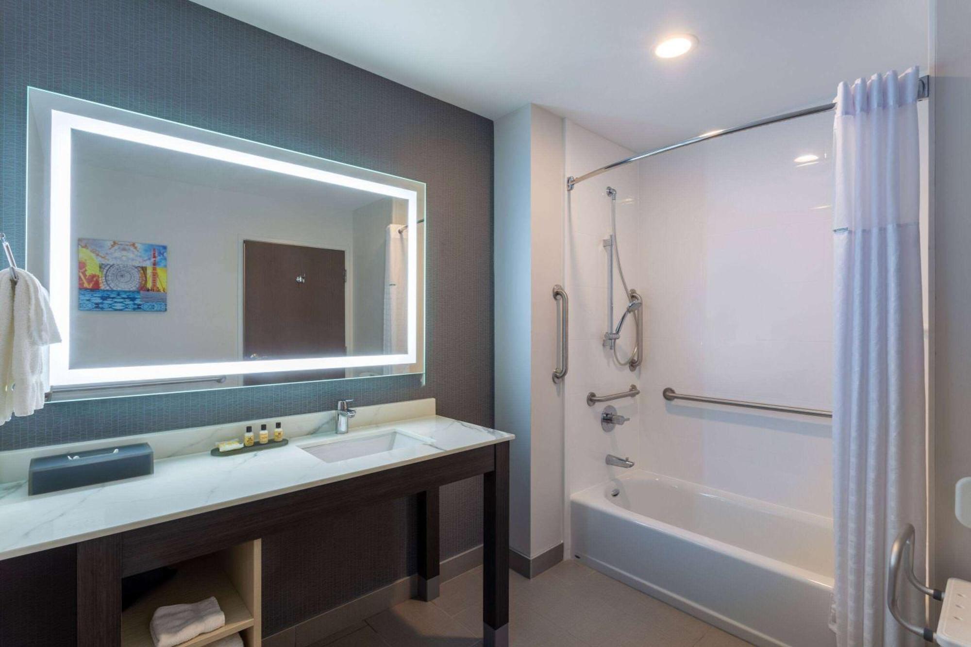 La Quinta Inn & Suites By Wyndham Shorewood Extérieur photo