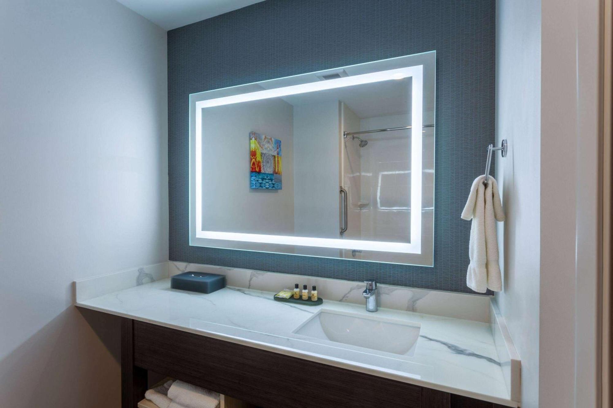 La Quinta Inn & Suites By Wyndham Shorewood Extérieur photo