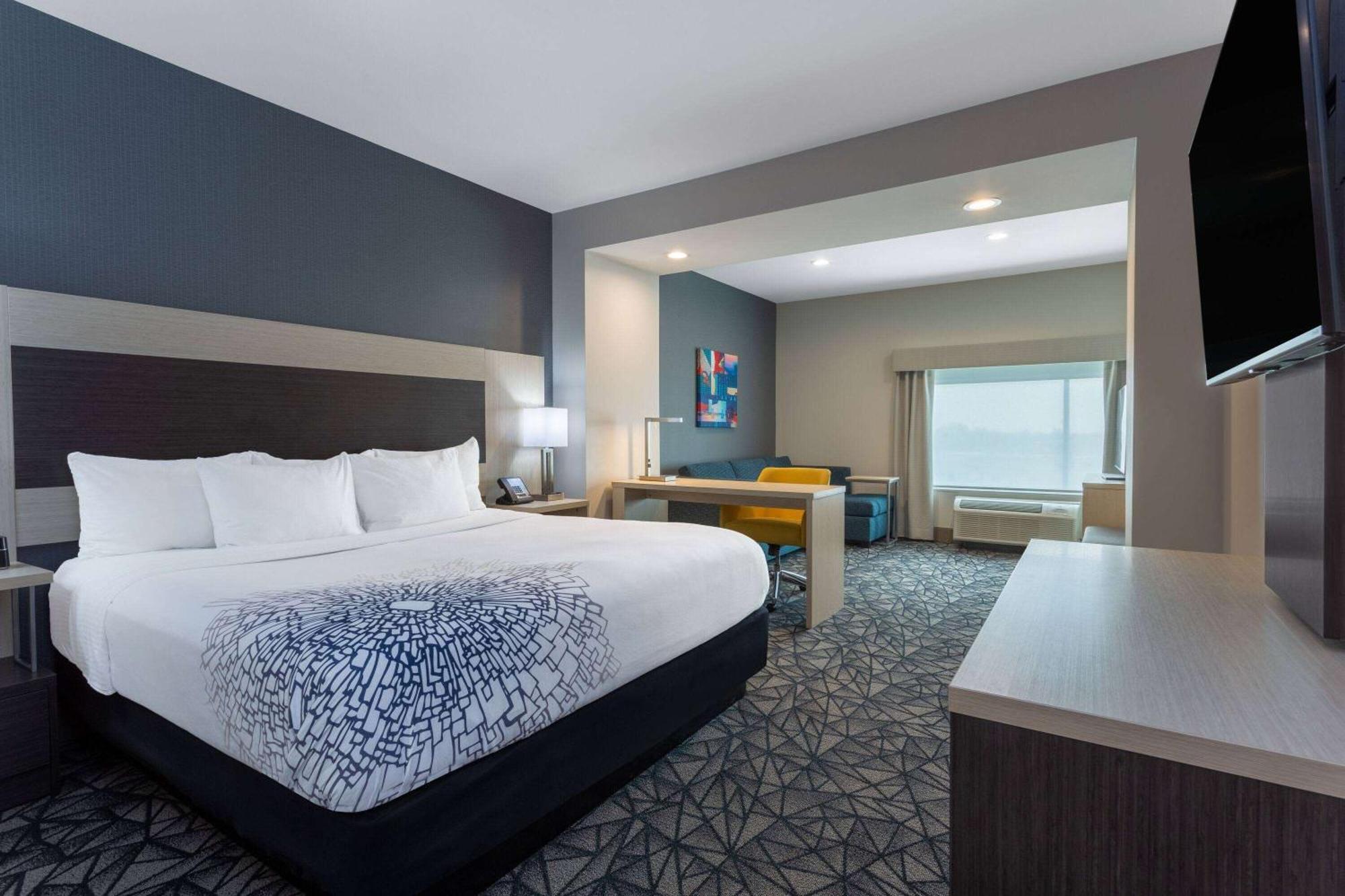 La Quinta Inn & Suites By Wyndham Shorewood Extérieur photo