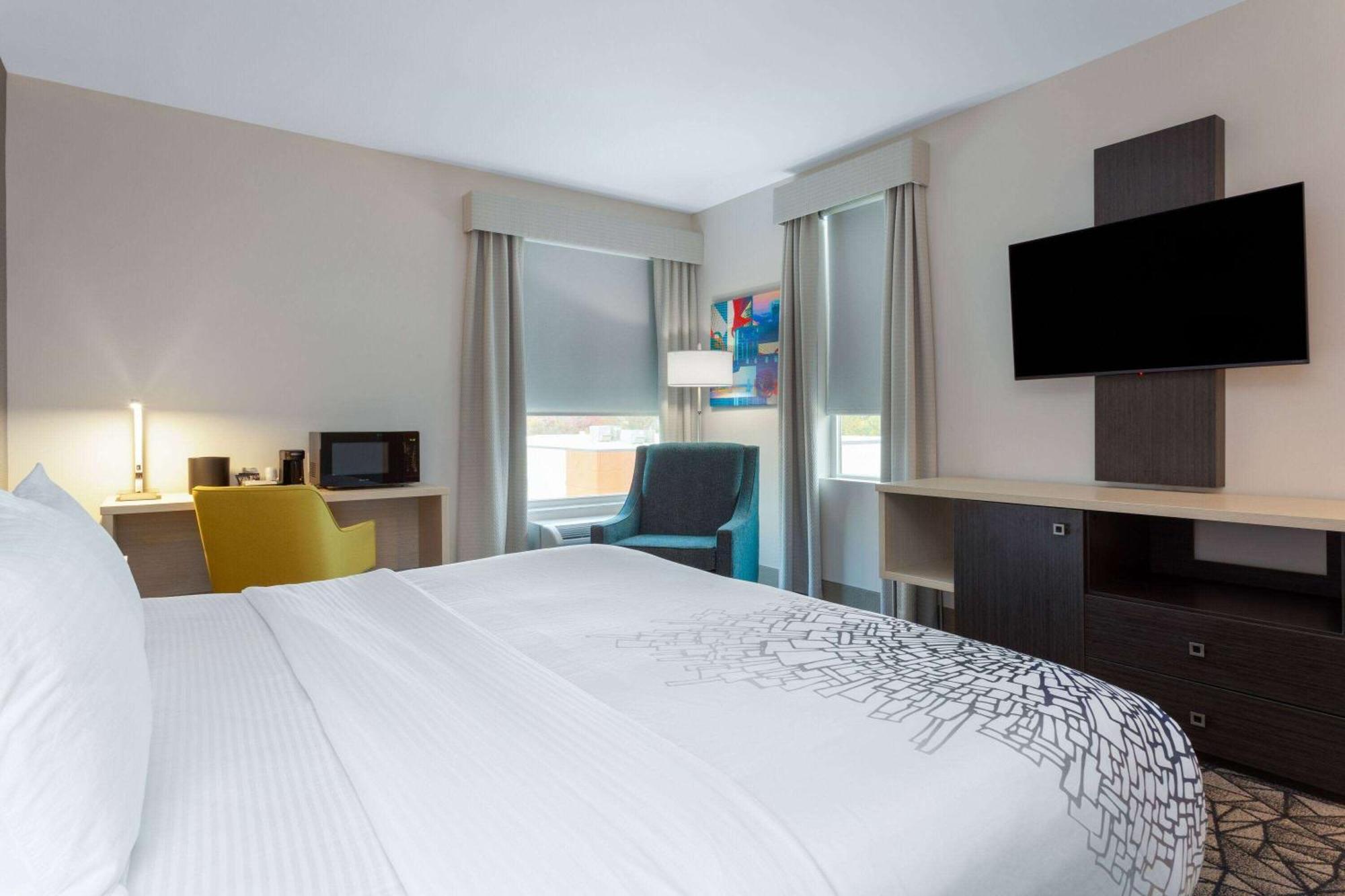 La Quinta Inn & Suites By Wyndham Shorewood Extérieur photo