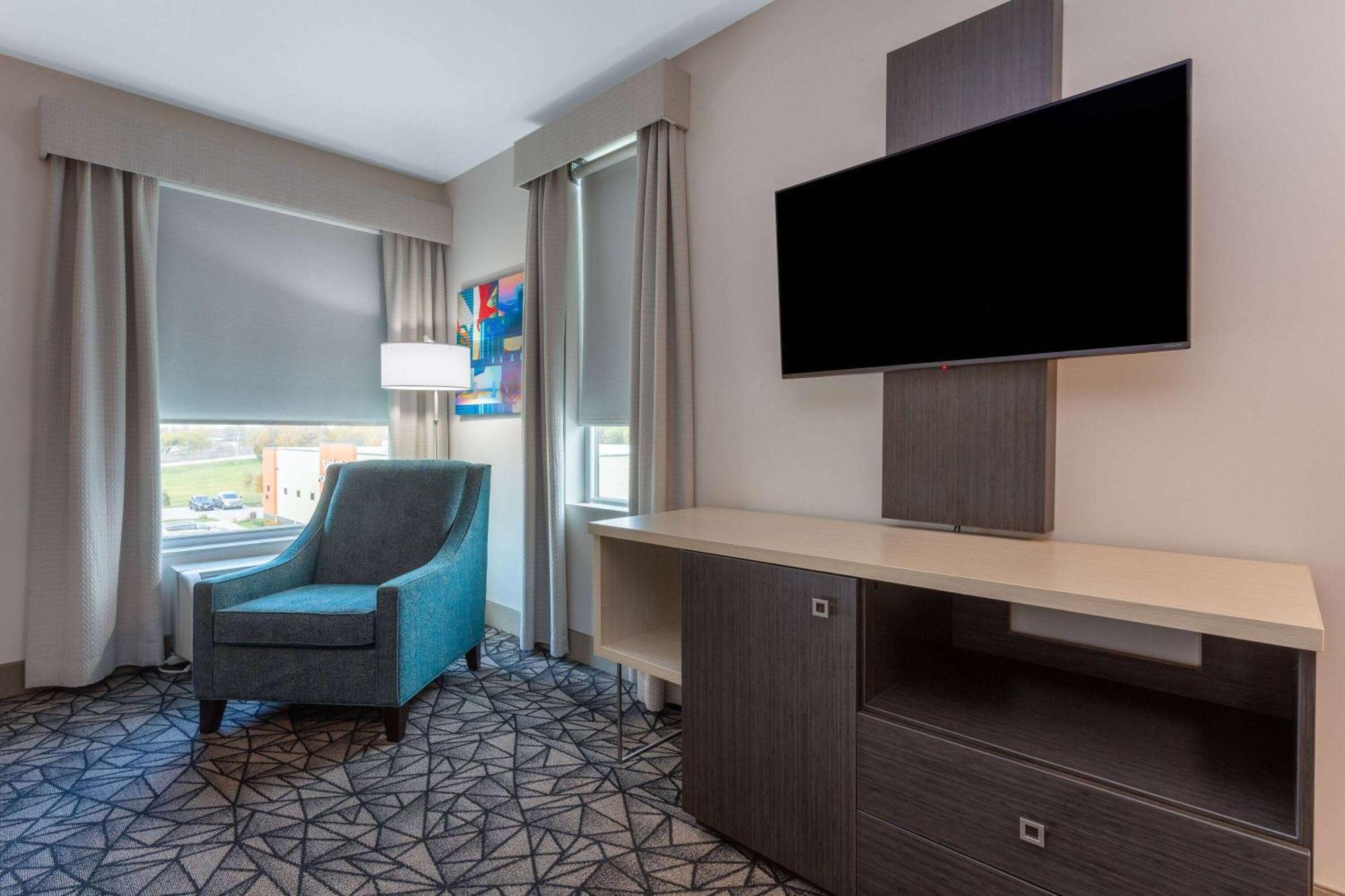 La Quinta Inn & Suites By Wyndham Shorewood Extérieur photo