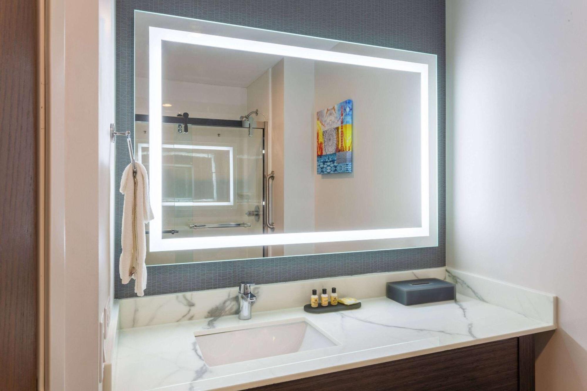 La Quinta Inn & Suites By Wyndham Shorewood Extérieur photo