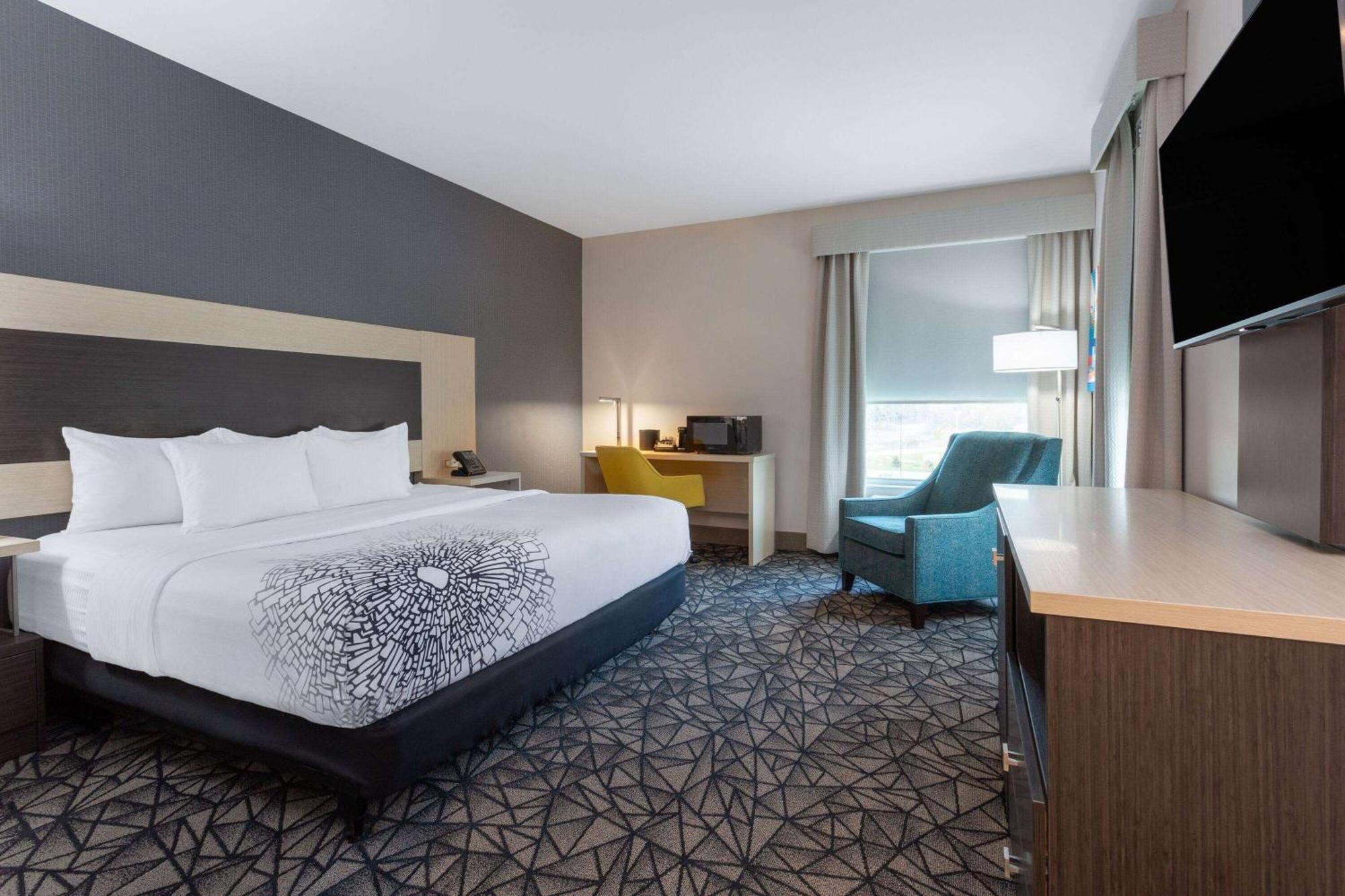 La Quinta Inn & Suites By Wyndham Shorewood Extérieur photo
