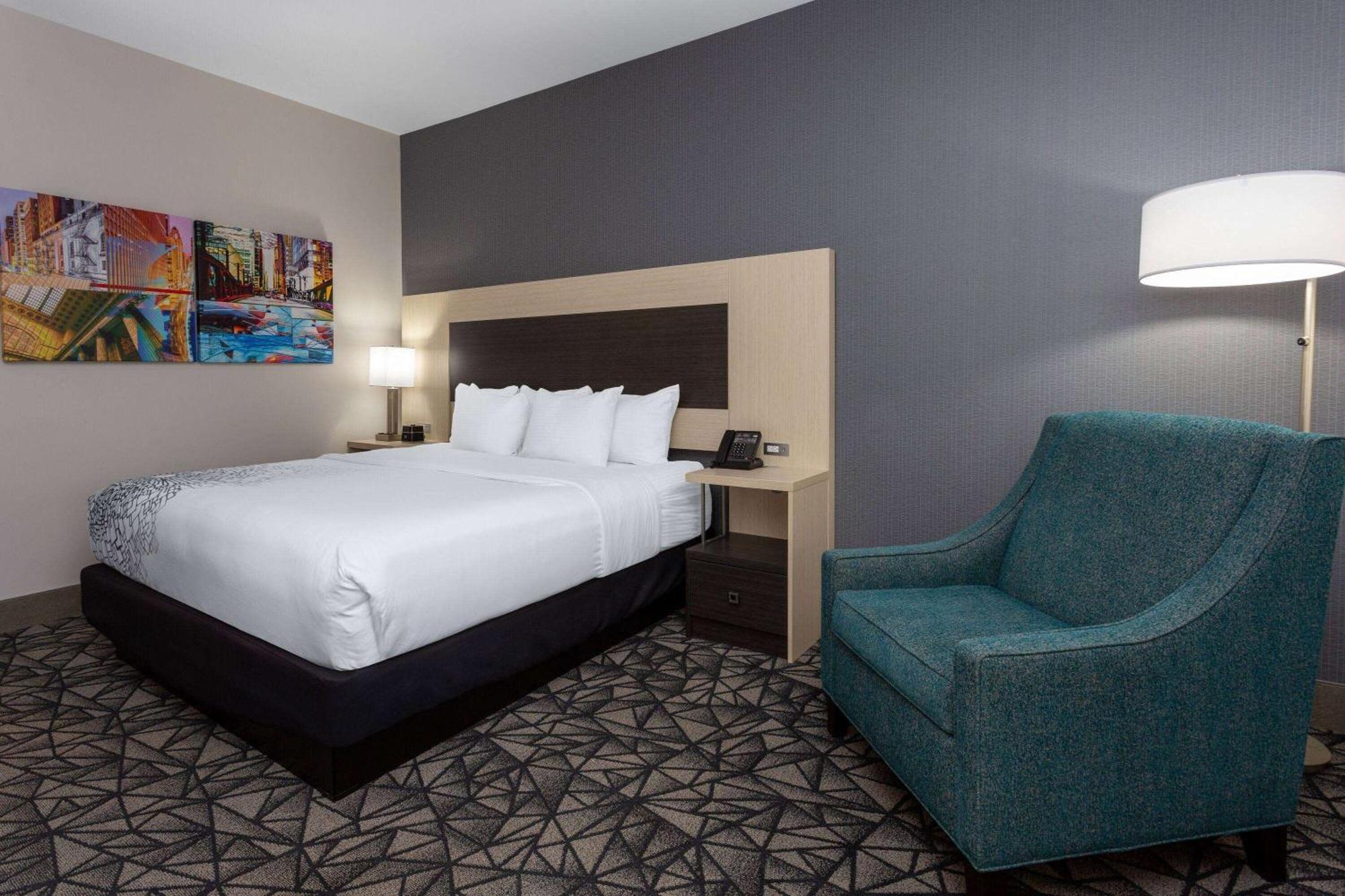 La Quinta Inn & Suites By Wyndham Shorewood Extérieur photo